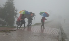 Trời rét đậm học sinh thị trấn Sa Pa vẫn đi học bình thường