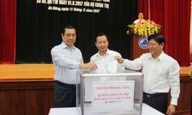 Lãnh đạo TP. Đà Nẵng ủng hộ người dân các tỉnh Tây Bắc bị thiệt hại do thiên tai. 