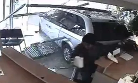Lùi xe vỡ cửa kính văn phòng, chèn trúng người phụ nữ