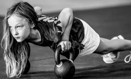 Ngỡ ngàng trước cô bé 9 tuổi sở hữu thân hình 6 múi