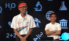 Kinh Châu đang gây chú ý trong cộng đồng mạng với màn múa quạt trên sân khấu Olympia. Ảnh cắt từ clip.