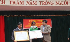 Thừa ủy quyền của Chủ tịch nước, Sở GD & ĐT Nghệ An Trao tặng Huân chương Dũng cảm cho em Nguyễn Anh Tuấn (đại diện gia đình nhận)