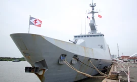 Tàu hộ tống Surcouf cập cảng Sài Gòn. Ảnh: Duy Trần.