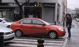 Chặn đầu bắt ôtô lùi đúng vạch