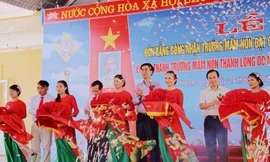 Các đại biểu cắt băng khánh thành trường mẫu giáo xã Thanh Long