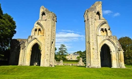 Nhiều truyền thuyết về tu viện Glastonbury là do các cha xứ dựng lên. Ảnh: Ancient Origins.