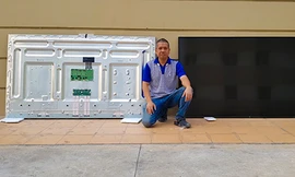 Anh Việt Anh và tấm nền chuẩn bị lắp ráp.