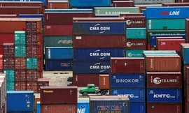 Container tại một cảng biển tại Thượng Hải (Trung Quốc). Ảnh: Reuters