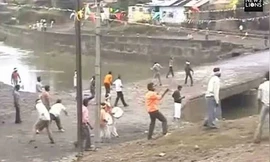 Những khối đá sắc nhọn gây thương tích cho người chơi nếu không may bị ném trúng