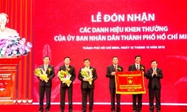 Chủ tịch UBND TPHCM - Nguyễn Thành Phong trao tặng cờ truyền thống cho Agribank 