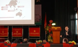 Ông Lim Say Piau – Giám đốc Tiếp thị mảng giải pháp kiểm soát Véc-tơ truyền bệnh khu vực Châu Á Thái Bình Dương (APAC) của Bayer trình bày cách tiếp cận mới trong việc Kiểm soát Véc-tơ truyền bệnh