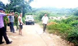 Đặng A Téo dẫn lực lượng điều tra tới hiện trường mà nghi phạm dùng súng kíp giết người để quỵt 140 triệu đồng 