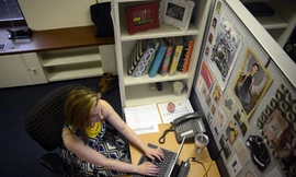 Britt Freitag, 27 tuổi – trợ lý giám đốc cao cấp bộ phận tuyển sinh ĐH George Washington đang ngồi đọc hồ sơ ứng viên. Freitag và một số cán bộ tuyển sinh khác sẽ xem xét khoảng 19.000 hồ sơ