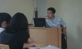 Ảnh chụp lén thầy giáo điển trai tại Đại học Thương Mại. Ảnh: Nguyễn Mộc Miên.