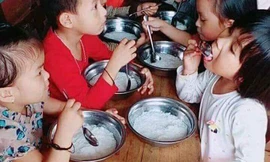 Cho trẻ ăn bún luộc nước sôi: Nhà trường cần rút kinh nghiệm