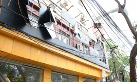 Biển quảng cáo của Trung tâm Thế giới Di động trên đường Trần Hưng Đạo bị bão phá hỏng.