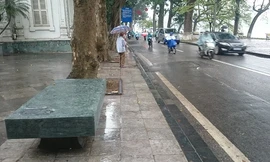 Ghế đá cổ vừa được phục dựng lại nhưng chưa được "ưng ý".