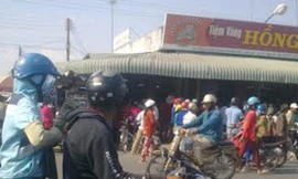 Người dân đứng chật đường đòi cửa hàng vàng Hồng 2 mua lại vàng.