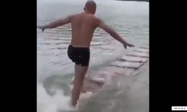 Cao thủ Thiếu Lâm biểu diễn khinh công đi trên mặt nước