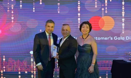 Ông Lâm Chí Cường - Giám Đốc Phát Triển Đối Tác Thẻ / Giám Đốc Giải Pháp thẻ Thanh toán Ngân hàngTMCP Hàng Hải Việt Nam đại diện nhận giải thưởng