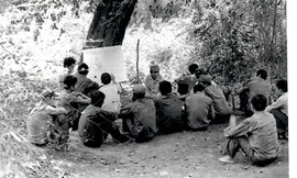 Tiểu đoàn 1, Trung đoàn 271, Sư đoàn 302, Mặt trận 479 họp triển khai nhiệm vụ tiến công căn cứ của địch. Ảnh do nhân vật cung cấp.