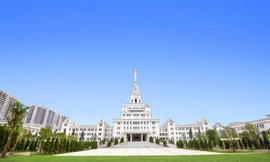 Trường Đại học VinUni nằm trong khu đô thị Vinhomes Ocean Park, có tổng diện tích 23ha với những trang thiết bị hiện đại nhất để phục vụ cho phương pháp học tập tiên tiến