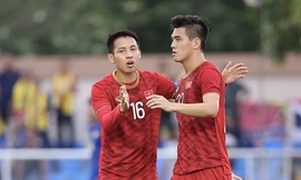 Hùng Dũng (trái) là một trong những cầu thủ trên 22 tuổi của Việt Nam tại SEA Games. Ảnh: Lâm Đồng.