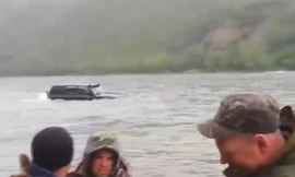 Chiếc SUV xuất hiện từ xa phía lòng hồ. Ảnh từ video.