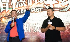 Ngô Mạnh Đạt (trái) và Từ Hiểu Đông tại lễ công bố khởi quay phim hài. Mạnh Đạt là gương mặt quen thuộc của điện ảnh Hong Kong, từng kết hợp Châu Tinh Trì trong loạt phim ăn khách như "Đội bóng Thiếu Lâm", "Trường học uy long", "Thánh bài", "Lộc Đỉnh Ký".