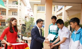 Ông Nguyễn Danh Thiết – Giám đốc Nam A Bank khu vực miền Bắc trao học bổng cho các em học sinh vượt khó học giỏi trong chương trình “Nâng bước đến trường – Thắp sáng tương lai”.