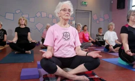 Bà cụ 100 tuổi bền bỉ luyện yoga