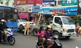 Kéo chiếc xe bị nạn khỏi hiện trường, giải phóng giao thông. 