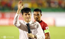 Quyền Chủ tịch Lê Công Vinh quyết thay máu CLB TP HCM sau mùa đầu tiên anh nắm quyền. Ảnh: Đức Đồng.