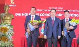 Ông Nguyễn Thành Nam (ngoài cùng bên trái) chính thức trở thành thành viên HĐQT Sabeco nhiệm kỳ 2013-2018 tại đại hội cổ đông bất thường do Sabeco tổ chức hồi tháng 2 vừa qua