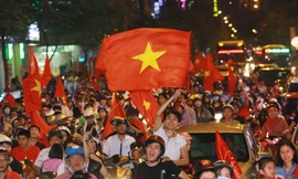 Người dân TP HCM đổ ra đường ăn mừng chiến thắng của đội tuyển U23 Việt Nam tối 23/1. Ảnh: Thành Nguyễn.