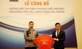 VĐV Phạm Cao Cường cùng ông Tống Đức Thuận, Chủ tịch HĐQT Công ty Midomax trong buổi trao áo thi đấu sáng nay