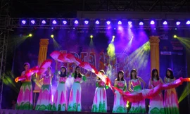 Tiết mục múa uyển chuyển, mềm mại của các bạn sinh viên nữ. ẢNh:BTC