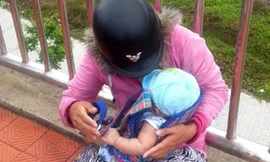 Bé trai được người thân chăm sóc 