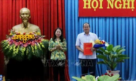 Bí thư Tỉnh ủy An Giang Võ Thị Ánh Xuân (trái) trao Quyết định của Thủ tướng Chính phủ giao Quyền Chủ tịch UBND tỉnh An Giang (nhiệm kỳ 2015 - 2020) cho ông Nguyễn Thanh Bình. Ảnh: Công Mạo/TTXVN