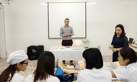 Chuyên gia đến từ nước Anh hướng dẫn sử dụng mô hình khám bụng đa năng