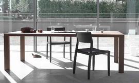 Bàn làm việc tại Apple sẽ trông như thế này, nhưng dài gấp đôi.