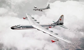 Chiếc NB-36 (trước) trang bị lò phản ứng hạt nhân cùng máy bay hộ tống B-50. Ảnh: USAF.