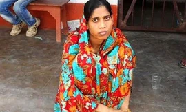 Gunja Devi bẩn thỉu, đói khát khi được giải cứu sau 3 năm bị nhốt trong nhà vệ sinh. Ảnh: Telegraph.