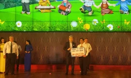 URC Việt Nam trao học bổng học sinh nghèo vượt khó tỉnh Bình Dương