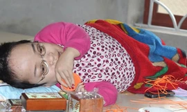 Nghị lực phi thường của cô gái tàn tật khiến nhiều người khâm phục. Ảnh: Thiên Ân