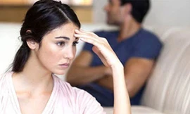 Thấy Nhung săn đón, thích vẻ ngoài hào hoa và cái gia tài nhà anh nên anh cũng chẳng ngại đưa Nhung về làm con dâu cho bố mẹ. (ảnh minh họa)