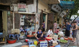 Người Hà Nội nhộn nhịp sắm Tết Đoan Ngọ, rượu nếp cấm hút khách