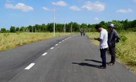 Một con đường nhựa trái phép trên khu đất nông nghiệp ở xã Thiện Nghiệp. Ảnh: Việt Quốc.