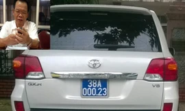 Ông Hồ Anh Tuấn và chiếc xe mang biển xanh giả 