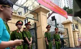 VIDEO: An ninh thắt chặt tại phiên xử 'bầu' Kiên